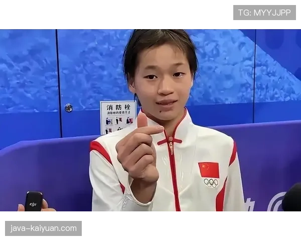 全红婵拎着大牌手袋坐路边吃烤串，旁边大爷盯着她看了三分钟